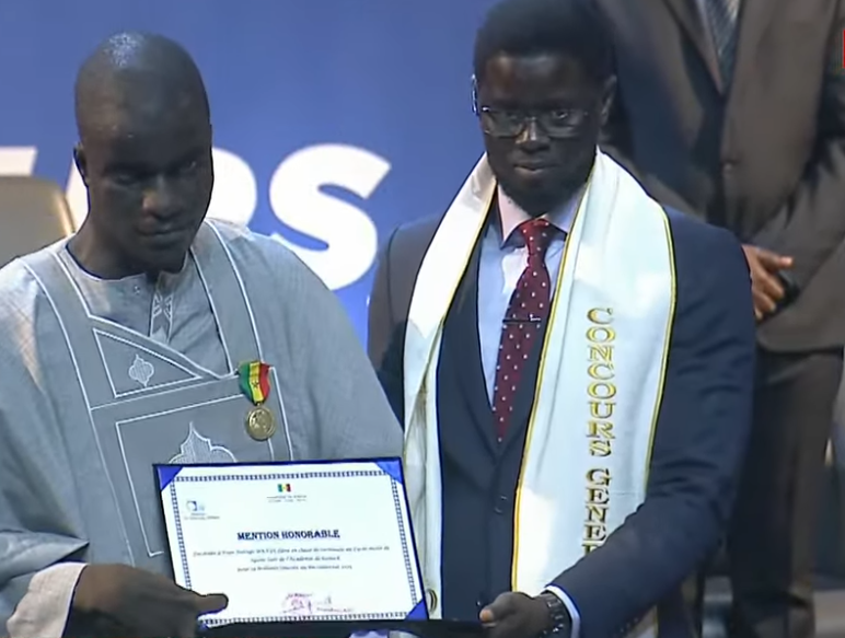 Il écrit avec ses pieds : Le Bachelier, héros du Concours général, reçoit la 1ère médaille Gaïndé
