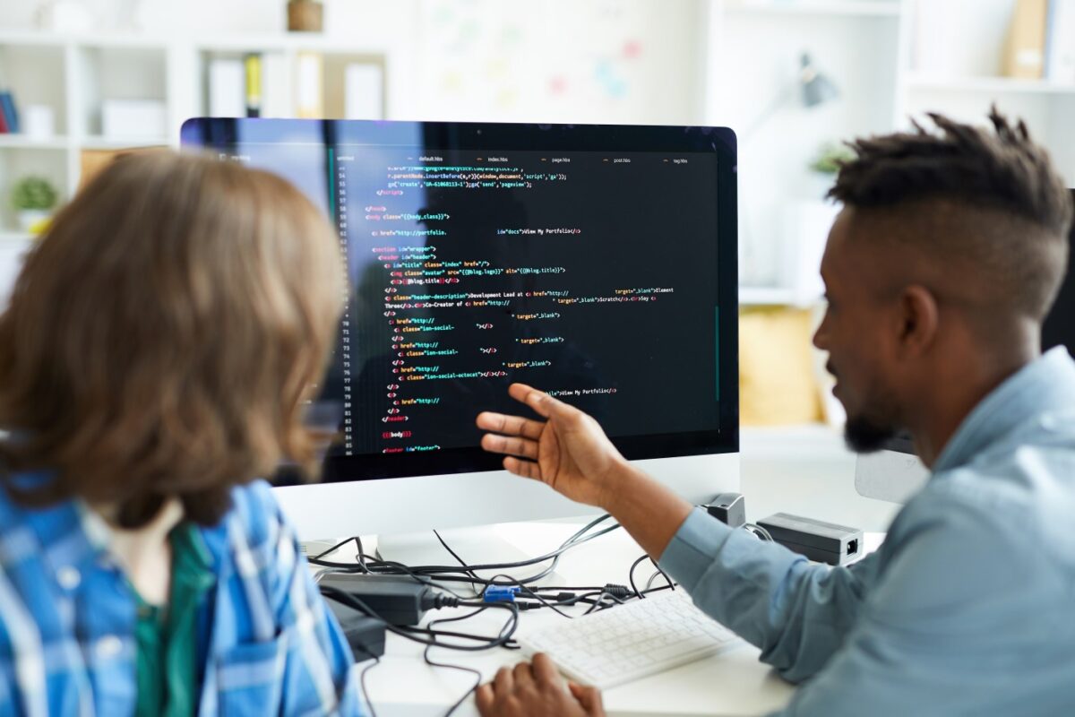 Oumou Group recrute 01 Développeur Full Stack Web & Mobile
